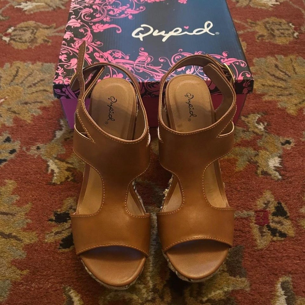 Qupid Lena-531 Women's size 9 Sandal Wedge Heel Buckled Heel tan rust NWT